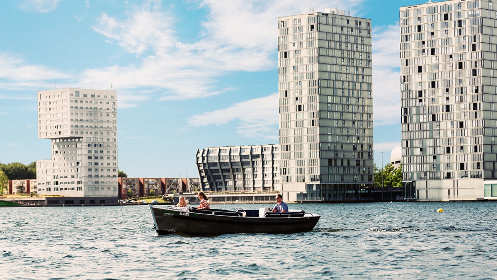 Almere moderne skyline aan het water voor Kinnkio Amigo